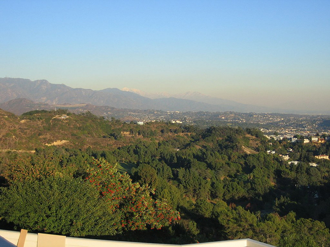 C&ocirc;ng vi&ecirc;n Griffith, Los Angeles, Mỹ: C&ocirc;ng vi&ecirc;n Griffith l&agrave; một trong những c&ocirc;ng vi&ecirc;n đ&ocirc; thị lớn nhất của đất nước, trải d&agrave;i hơn 1740ha, bao gồm sở th&uacute; Los Angeles v&agrave; đ&agrave;i quan s&aacute;t Griffith.

