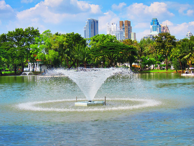 C&ocirc;ng vi&ecirc;n Lumphini, Bangkok, Th&aacute;i Lan: C&ocirc;ng vi&ecirc;n Lumphini l&agrave; một c&ocirc;ng vi&ecirc;n giữa đ&ocirc; thị đ&aacute;ng kinh ngạc, với hồ nước, đường chạy, h&agrave;ng trăm c&acirc;y xanh v&agrave; nhiều điều th&uacute; vị kh&aacute;c nữa.&nbsp;
