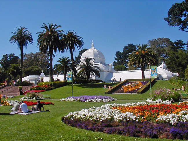 C&ocirc;ng vi&ecirc;n Cổng V&agrave;ng, San Francisco, Mỹ: Đ&acirc;y l&agrave; một trong những trung t&acirc;m văn h&oacute;a quan trọng nhất của San Francisco. Đ&acirc;y l&agrave; nơi tổ chức tất cả mọi thứ, từ lễ hội &acirc;m nhạc đến khu vườn Nhật Bản v&agrave; mang đến cho th&agrave;nh phố bận rộn n&agrave;y một nơi thư gi&atilde;n ho&agrave;n hảo.
