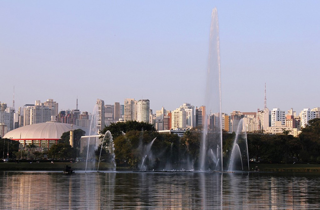 C&ocirc;ng vi&ecirc;n Ibirapuera, S&atilde;o Paulo, Brazil: C&ocirc;ng vi&ecirc;n x&acirc;y dựng từ năm 1954 n&agrave;y nằm giữa nội th&agrave;nh Brazil. Đ&acirc;y l&agrave; một trong những địa điểm nổi tiếng nhất cho c&aacute;c hoạt động v&agrave; sự kiện ngo&agrave;i trời ở S&atilde;o Paulo.&nbsp;
