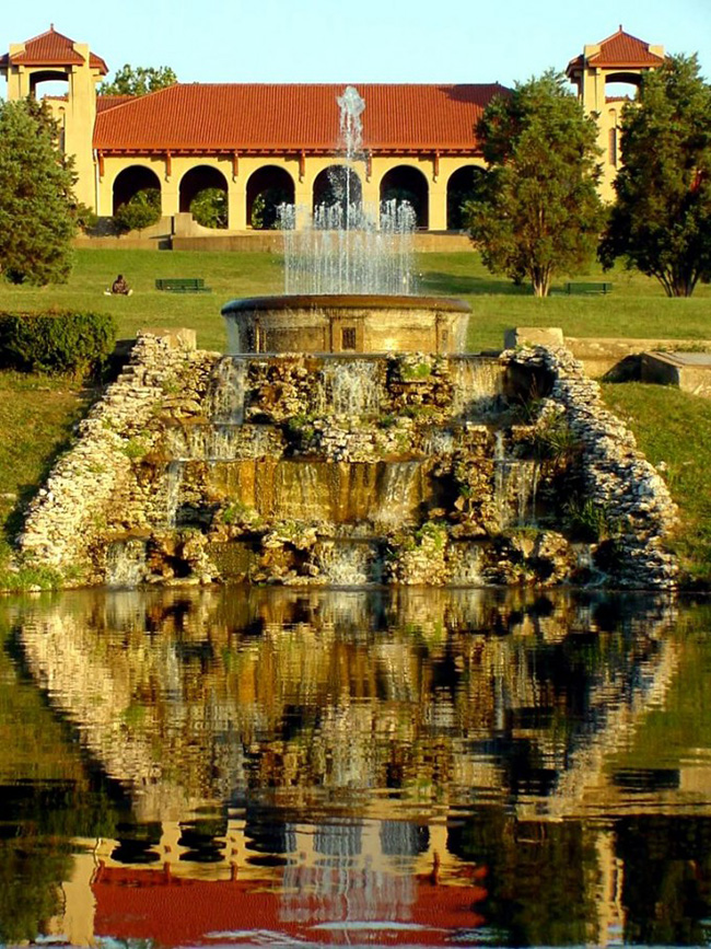 Forest Park, St Louis, Mỹ: Nằm ở St Louis, Missouri, Forest Park trải d&agrave;i tr&ecirc;n diện t&iacute;ch rất rộng v&agrave; đ&oacute;ng vai tr&ograve; l&agrave; trung t&acirc;m văn h&oacute;a của th&agrave;nh phố, bao gồm bảo t&agrave;ng nghệ thuật, bảo t&agrave;ng lịch sử, trung t&acirc;m khoa học, sở th&uacute; v&agrave; s&acirc;n trượt băng...
