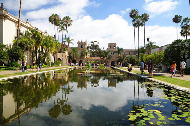 C&ocirc;ng vi&ecirc;n Balboa, San Diego, Mỹ: Đến Balboa Park sẽ khiến du kh&aacute;ch c&oacute; cảm gi&aacute;c như đang bước v&agrave;o một thế giới ho&agrave;n to&agrave;n kh&aacute;c. Ở đ&acirc;y c&oacute; sở th&uacute; San Diego, vườn hoa hồng, đ&agrave;i phun nước tuyệt đẹp, trung t&acirc;m biểu diễn nghệ thuật v&agrave; th&aacute;p chu&ocirc;ng l&aacute;t gạch xanh xinh xắn.
