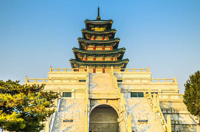 Seoul: Đ&acirc;y l&agrave; th&agrave;nh phố s&ocirc;i động đ&aacute;ng để gh&eacute; thăm với nhiều địa điểm kh&ocirc;ng thể bỏ qua như: Cung điện Gyeongbokgung, th&aacute;p Namsan - Nơi ngắm to&agrave;n cảnh th&agrave;nh phố đẹp nhất, l&agrave;ng Bukchon Hanok - khu lịch sử của Seoul v&agrave; Lotte World - một trong những c&ocirc;ng vi&ecirc;n giải tr&iacute; lớn nhất thế giới.