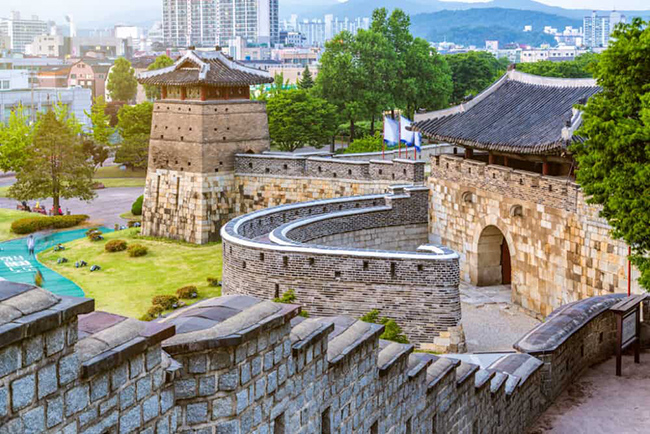 Suwon: Những địa điểm bạn kh&ocirc;ng n&ecirc;n bỏ qua ở Suwon l&agrave; ph&aacute;o đ&agrave;i Hwaseong, hồ Baegun hay trung t&acirc;m nghệ thuật Gyeonggi.&nbsp;