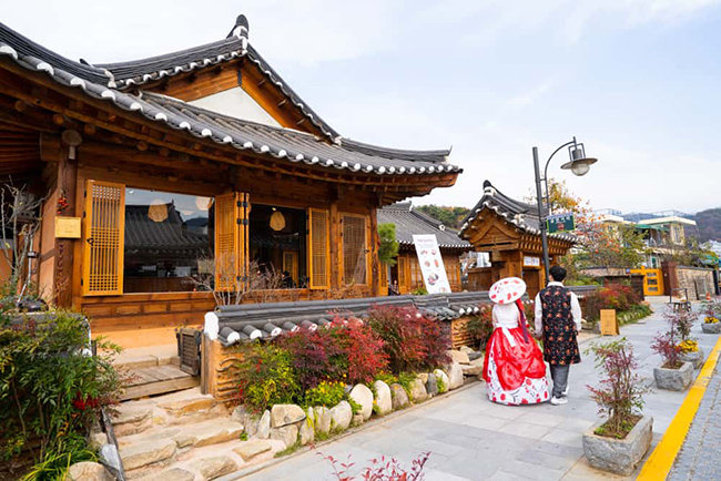 Jeonju: Th&agrave;nh phố Jeonju được coi l&agrave; thủ đ&ocirc; ẩm thực của H&agrave;n Quốc với nhiều m&oacute;n ăn đường phố tuyệt vời. Đ&acirc;y l&agrave; nơi tốt nhất để thưởng thức c&aacute;c m&oacute;n đặc sản địa phương như bibimbap, hottoes, rượu gạo makgeolli v&agrave; nhiều m&oacute;n ngon kh&aacute;c.