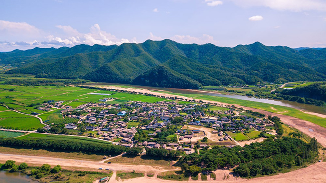 Andong: Th&agrave;nh phố Andong thường được gọi l&agrave; &ldquo;thủ đ&ocirc; của tinh thần H&agrave;n Quốc&rdquo; với việc ph&aacute;t minh ra&nbsp;những chiếc mặt nạ bằng gỗ. Nếu bạn t&igrave;nh cờ đến thăm Andong v&agrave;o tuần cuối c&ugrave;ng của th&aacute;ng 9, bạn c&oacute; thể trải nghiệm lễ hội m&uacute;a mặt nạ truyền thống.&nbsp;