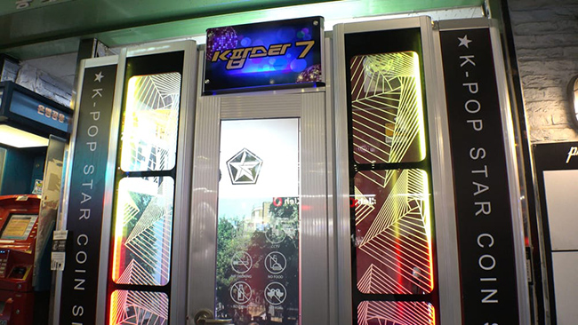 Karaoke (Noraebang): Một n&eacute;t văn h&oacute;a đặc trưng kh&aacute;c của H&agrave;n Quốc m&agrave; bạn kh&ocirc;ng n&ecirc;n bỏ qua, đ&oacute; l&agrave; Noraebang. Đ&acirc;y l&agrave; một loại h&igrave;nh karaoke, nơi&nbsp;bạn c&oacute; thể thu&ecirc; một căn ph&ograve;ng nhỏ gi&aacute; rất rẻ với v&agrave;i chiếc micr&ocirc;, một m&agrave;n h&igrave;nh lớn... Bạn sẽ được h&aacute;t c&ugrave;ng với bạn b&egrave; của m&igrave;nh v&agrave; cảm thấy thật sự thoải m&aacute;i.&nbsp;