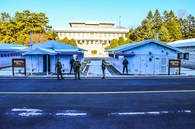 Khu phi qu&acirc;n sự Triều Ti&ecirc;n (DMZ): Chuyến thăm khu phi qu&acirc;n sự (DMZ) l&agrave; một trải nghiệm thực sự độc đ&aacute;o kh&ocirc;ng n&ecirc;n bỏ lỡ.