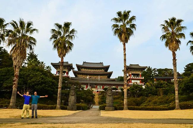 Đảo Jeju: Jeju l&agrave; một h&ograve;n đảo nằm ở ph&iacute;a nam b&aacute;n đảo Triều Ti&ecirc;n. Nơi đ&acirc;y được đ&aacute;nh gi&aacute; l&agrave; phần đẹp nhất của H&agrave;n Quốc v&agrave; chắc chắn l&agrave; điểm đến kh&ocirc;ng thể bỏ qua. C&oacute; một số địa điểm ở đ&acirc;y đ&atilde; được UNESCO c&ocirc;ng nhận l&agrave; di sản Thế giới.&nbsp;