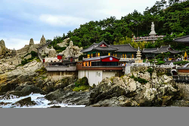 Busan: Busan l&agrave; th&agrave;nh phố lớn thứ 2 của H&agrave;n Quốc, một đ&ocirc; thị s&ocirc;i động với nhiều niềm vui. Đừng bỏ lỡ th&aacute;p Busan, l&agrave;ng văn h&oacute;a Gamcheon v&agrave; nhớ gh&eacute; thăm Haedong Yonggungsa - một ng&ocirc;i ch&ugrave;a Phật gi&aacute;o xinh đẹp được x&acirc;y dựng tr&ecirc;n v&aacute;ch đ&aacute; ven biển ở r&igrave;a Busan.