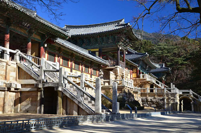 Gyeongju: Bờ biển xinh đẹp n&agrave;y thường được gọi l&agrave; bảo t&agrave;ng ngo&agrave;i trời. Đ&oacute; l&agrave; một nơi tuyệt vời để kh&aacute;m ph&aacute; lịch sử&nbsp;truyền thống v&agrave; di sản phong ph&uacute; của H&agrave;n Quốc.&nbsp;