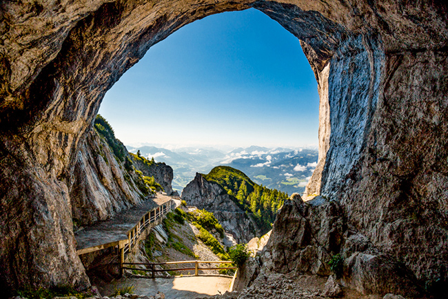 Eisriesenwelt, &Aacute;o: Eisriesenwelt của &Aacute;o được giới thiệu l&agrave; hang động băng lớn nhất thế giới c&oacute; thể tiếp cận. Đ&acirc;y l&agrave; một xứ sở thần ti&ecirc;n của băng xanh với những tinh thể băng gi&aacute; lấp l&aacute;nh v&agrave; đặc biệt du kh&aacute;ch gh&eacute; thăm phải mặc thật ấm &aacute;p ngay cả v&agrave;o những ng&agrave;y h&egrave;.&nbsp;
