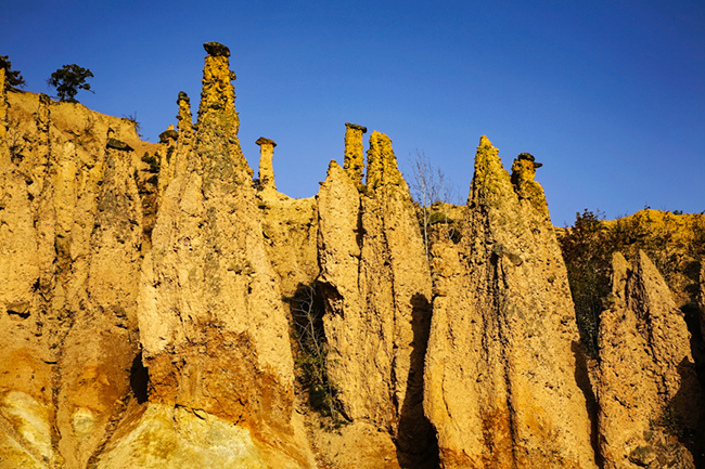 Davolja Varos, Serbia: 202 th&aacute;p đ&aacute; tự nhi&ecirc;n của Davolja Varos được h&igrave;nh th&agrave;nh do sự kết hợp của hoạt động n&uacute;i lửa v&agrave; sự x&oacute;i m&ograve;n của tự nhi&ecirc;n đ&atilde; tạo ra "những chiếc mũ tr&ugrave;m đầu" hay&nbsp;"ống kh&oacute;i cổ t&iacute;ch", được coi l&agrave; một trong những kỳ quan thi&ecirc;n nhi&ecirc;n kh&aacute;c thường ở ch&acirc;u &Acirc;u.&nbsp;
