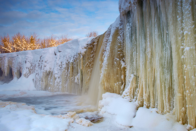 Th&aacute;c Jagala, Estonia: V&agrave;o những th&aacute;ng ấm, th&aacute;c Jagala được biết đến l&agrave; th&aacute;c nước rộng nhất Estonia. Nhưng vẻ đẹp thực sự của n&oacute; lại&nbsp;xuất hiện v&agrave;o m&ugrave;a đ&ocirc;ng, khi những cột nước&nbsp;đ&oacute;ng băng v&agrave; nước chảy theo những con đường mới l&aacute;ch qua c&aacute;c th&aacute;c băng.
