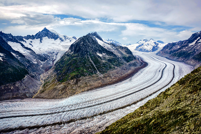 Aletsch Glacier, Thụy Sĩ: Trải d&agrave;i khoảng 22km, Aletsch Glacier l&agrave; s&ocirc;ng băng lớn nhất trong d&atilde;y Alps. Di sản thế giới được UNESCO c&ocirc;ng nhận n&agrave;y được tạo th&agrave;nh từ 3 s&ocirc;ng băng nhỏ hơn v&agrave; từ từ chảy xuống dốc.
