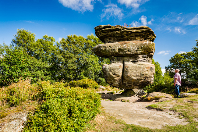 Brimham Rocks, Anh: Kh&ocirc;ng nơi n&agrave;o h&igrave;nh ảnh thi&ecirc;n&nbsp;nhi&ecirc;n đặc biệt th&uacute; vị r&otilde; r&agrave;ng hơn ở Brimham Rocks, khi c&aacute;c th&agrave;nh tạo đ&aacute; được h&igrave;nh th&agrave;nh bất chấp trọng lực tạo n&ecirc;n những cảnh tượng th&uacute; vị.
