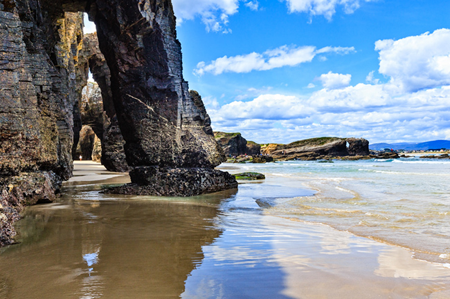 B&atilde;i biển As Catedrais, T&acirc;y Ban Nha: B&atilde;i biển Catedrais l&agrave; một kỳ quan gồm những m&aacute;i v&ograve;m v&agrave; hang động được chạm khắc n&ecirc;n bởi&nbsp;thủy triều. Khi thủy triều xuống, du kh&aacute;ch đi lang thang tr&ecirc;n b&atilde;i biển đầy c&aacute;t v&agrave; kh&aacute;m ph&aacute; một kiến ​​tr&uacute;c tự nhi&ecirc;n thật độc đ&aacute;o, ấn tượng.&nbsp;
