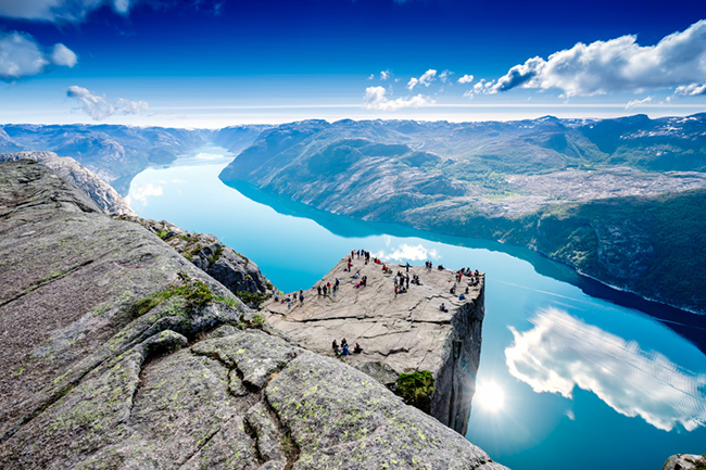 Preikestolen, Na Uy: C&oacute; thể cảm nhận được cảm gi&aacute;c hồi hộp khi đứng tại Preikestolen, một cao nguy&ecirc;n cao khoảng 600m&nbsp;tr&ecirc;n một vịnh hẹp ở ph&iacute;a nam Na Uy. Gần 300.000 du kh&aacute;ch đến đ&acirc;y mỗi năm để&nbsp;chi&ecirc;m ngưỡng quang cảnh ấn tượng n&agrave;y.

