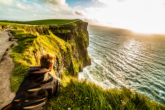 V&aacute;ch đ&aacute; Moher, Ireland: V&aacute;ch đ&aacute; Moher trải d&agrave;i 8km dọc theo bờ biển Đại T&acirc;y Dương ở ph&iacute;a t&acirc;y Ireland, mang đến cho du kh&aacute;ch sự hồi hộp trộn lẫn với say m&ecirc; giữa độ cao đ&aacute;ng sợ v&agrave; những cảnh quan đẹp nhất thế giới.
