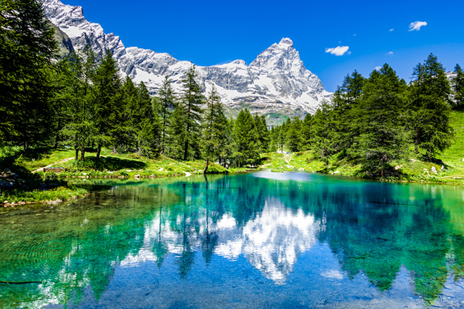 Matterhorn, Thụy Sĩ v&agrave; &Yacute;: Đỉnh n&uacute;i đầy&nbsp;ấn tượng của Matterhorn - ngọn n&uacute;i mang t&iacute;nh biểu tượng nằm giữa Thụy Sĩ v&agrave; &Yacute; đ&atilde; truyền cảm hứng cho nhiều thế hệ nghệ sĩ, nh&agrave; văn v&agrave; nh&agrave; leo n&uacute;i. Mỗi năm, c&oacute; khoảng 3.000 người đi bộ đường d&agrave;i cố gắng leo n&uacute;i để tận hưởng cảm gi&aacute;c tuyệt vời n&agrave;y.&nbsp;
