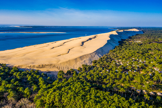 Cồn c&aacute;t Pilat, Ph&aacute;p: Cồn c&aacute;t cao nhất ở ch&acirc;u &Acirc;u nằm&nbsp;dọc theo bờ biển Đại T&acirc;y Dương ở ph&iacute;a t&acirc;y nam nước Ph&aacute;p v&agrave; mang đến một tầm nh&igrave;n tuyệt vời ra mặt biển.&nbsp;
