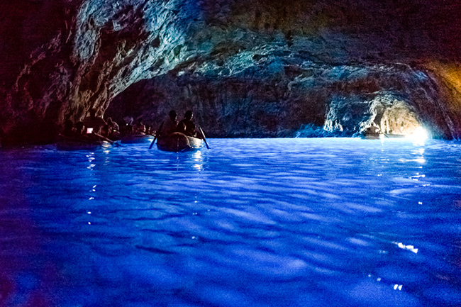 Blue Grotto, &Yacute;: Capri&rsquo;s Blue Grotto đẹp như một c&acirc;u chuyện cổ t&iacute;ch. &Aacute;nh s&aacute;ng chiếu qua c&aacute;c lỗ trong hang động biển n&agrave;y mang lại cho mặt nước m&agrave;u xanh lam rực rỡ những vệt s&aacute;ng lấp l&aacute;nh &aacute;nh bạc.&nbsp;
