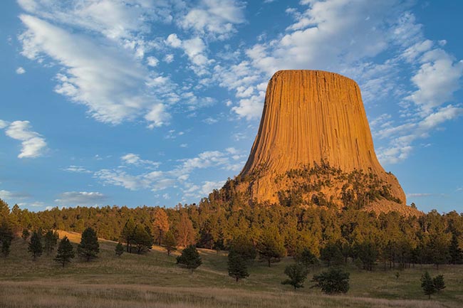 Devils Tower (Th&aacute;p Quỷ) l&agrave; một khối đ&aacute; c&oacute; k&iacute;ch thước ngoạn mục, tọa lạc một m&igrave;nh ở ph&iacute;a t&acirc;y vắc Wyoming, Mỹ.