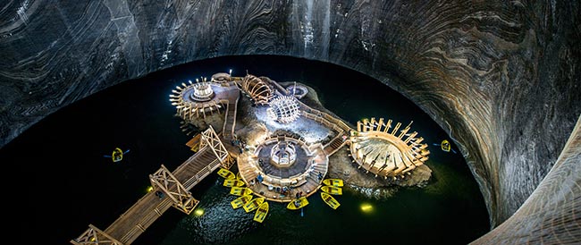 Salina Turda, Romania l&agrave; một trong những mỏ muối l&acirc;u đời nhất ở ch&acirc;u &Acirc;u nhưng đ&atilde; bị ngừng khai th&aacute;c từ năm 1932, sau khoảng 2000 năm khai th&aacute;c bắt đầu từ thời tiền La M&atilde;.
