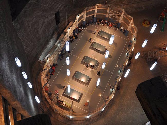 Sau khi mỏ muối Salina Turda được chuyển đổi th&agrave;nh một địa điểm du lịch, n&oacute; được cải tạo th&agrave;nh một bảo t&agrave;ng khai th&aacute;c mỏ. Gần đ&acirc;y, n&oacute; tiếp tục được chuyển đổi th&agrave;nh một c&ocirc;ng vi&ecirc;n giải tr&iacute;.
