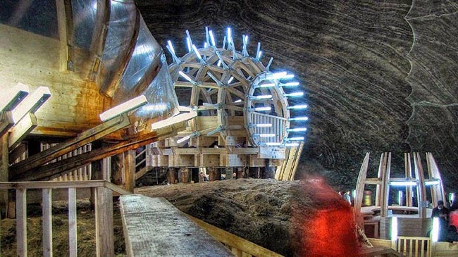 Ước t&iacute;nh mỏ muối Salina Turda c&oacute; diện t&iacute;ch 45km2 với độ s&acirc;u 120m, trong một vực s&acirc;u được bao bọc bởi những bức tường muối sẫm m&agrave;u.
