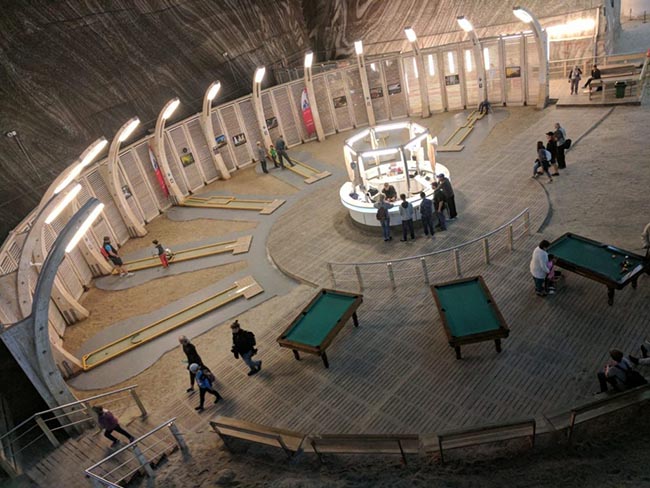 Bạn c&oacute; thể chi&ecirc;m ngưỡng Bảo t&agrave;ng Nghệ thuật Đương đại v&agrave; một nh&agrave; h&aacute;t v&ograve;ng tr&ograve;n với 180 chỗ ngồi, c&oacute; cả v&ograve;ng đu quay, s&acirc;n chơi bowling.
