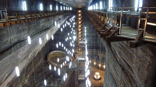 Th&ocirc;ng qua những tour du lịch, bạn sẽ được hướng dẫn di chuyển tới những khu vực c&oacute; c&aacute;c khối thạch nhũ khổng lồ.
