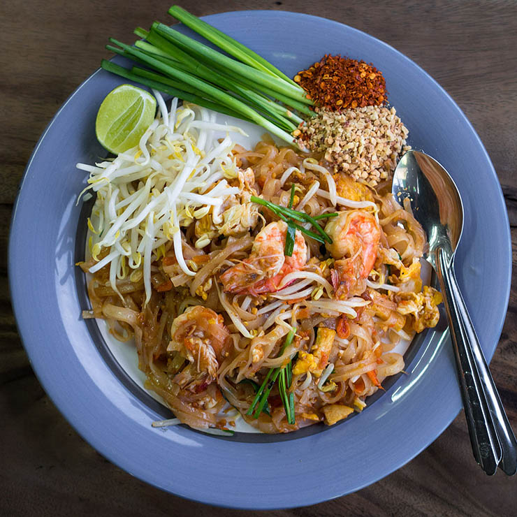 &nbsp;1. Pad Thai l&agrave; m&oacute;n ăn hầu như du kh&aacute;ch n&agrave;o tới Th&aacute;i Lan cũng đều kh&ocirc;ng bỏ qua. M&oacute;n n&agrave;y bao gồm m&igrave; sợi, rau, hải sản, thịt, gi&aacute; đỗ, đậu phụ trộn với nước sốt me chua ngọt, tạo n&ecirc;n một hương vị rất đặc trưng.
