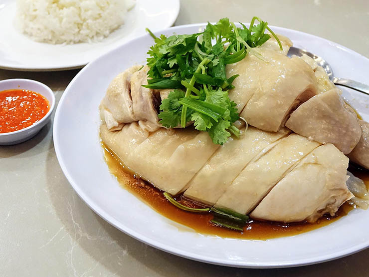 10. Khao Man Gai l&agrave; m&oacute;n ăn kh&aacute; đơn giản gồm cơm trắng v&agrave; thịt g&agrave;, nh&igrave;n c&oacute; vẻ đơn điệu nhưng khi cắn miếng thịt g&agrave; mọng nước, nước sốt chua cay ngọt đậm đ&agrave; hương vị th&igrave; bạn sẽ kh&ocirc;ng thể ngừng ăn được.
