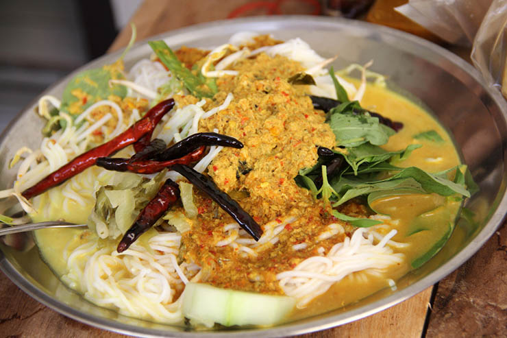 13. Khanom Jeen l&agrave; m&oacute;n c&agrave; ri c&aacute; nước cốt dừa, ăn c&ugrave;ng với b&uacute;n v&agrave; rau sống. N&oacute; c&oacute; vị chua cay, &iacute;t calo.
