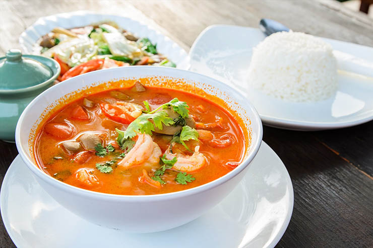 2. Tom Yum Kung l&agrave; m&oacute;n s&uacute;p chua cay n&oacute;ng hổi n&agrave;y cực kỳ g&acirc;y nghiện, c&oacute; m&agrave;u đỏ đậm đ&agrave; bắt mắt. Nước d&ugrave;ng của n&oacute; được&nbsp; l&agrave;m từ rất nhiều loại nguy&ecirc;n liệu kh&aacute;c nhau, tạo n&ecirc;n hương vị rất ngon v&agrave; đậm đ&agrave;.
