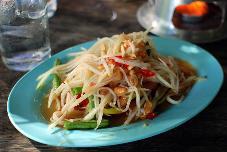 3. Som Tam l&agrave; m&oacute;n ăn c&oacute; nguồn gốc từ tỉnh Isan, miền đ&ocirc;ng Th&aacute;i Lan nhưng b&acirc;y giờ c&oacute; mặt khắp nơi. M&oacute;n gỏi đu đủ n&agrave;y được du kh&aacute;ch cực kỳ th&iacute;ch, n&eacute;t đặc trưng nhất l&agrave; n&oacute; được chế biến bằng ch&agrave;y v&agrave; cối. Đu đủ chưa ch&iacute;n c&oacute; vị chua ngọt, gi&ograve;n m&agrave; kh&ocirc;ng mềm, kết hợp với nước sốt đặc biệt khiến ai cũng trầm trồ khen ngợi.
