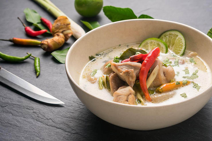 6. Tom Kha Gai l&agrave; m&oacute;n c&agrave; ri c&oacute; m&ugrave;i vị đặc trưng của nước dừa, cực kỳ thơm. Những miếng thịt g&agrave; mềm, đậm đ&agrave; hương vị khi kết hợp với nhiều loại gia vị như sả, riềng, l&aacute; kaffir, m&oacute;n n&agrave;y thường ăn c&ugrave;ng với cơm n&oacute;ng.

