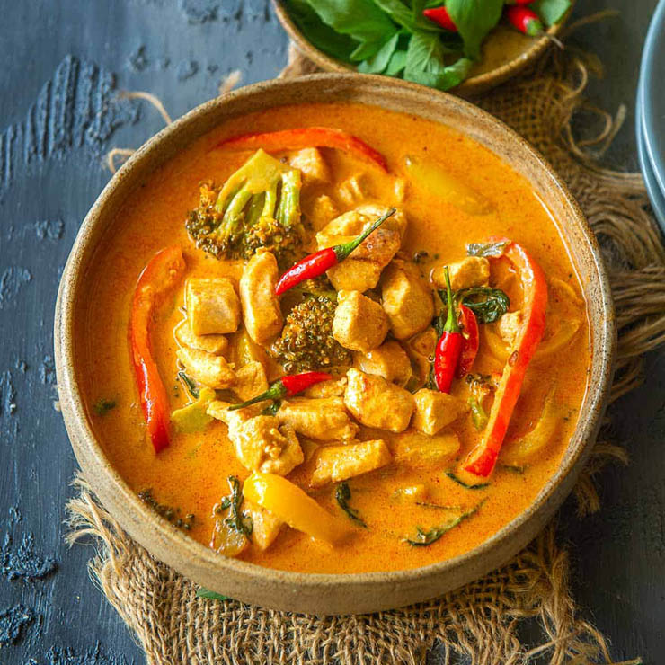 7. C&agrave; ri Panang sử dụng đường thốt nốt, nước cốt dừa đậm đặc, tạo n&ecirc;n một hương vị rất kh&aacute;c biệt. Đ&acirc;y l&agrave; m&oacute;n c&agrave; ri Th&aacute;i ngon nhất được mọi người c&ocirc;ng nhận, th&iacute;ch hợp cho những ai kh&ocirc;ng muốn ăn cay.
