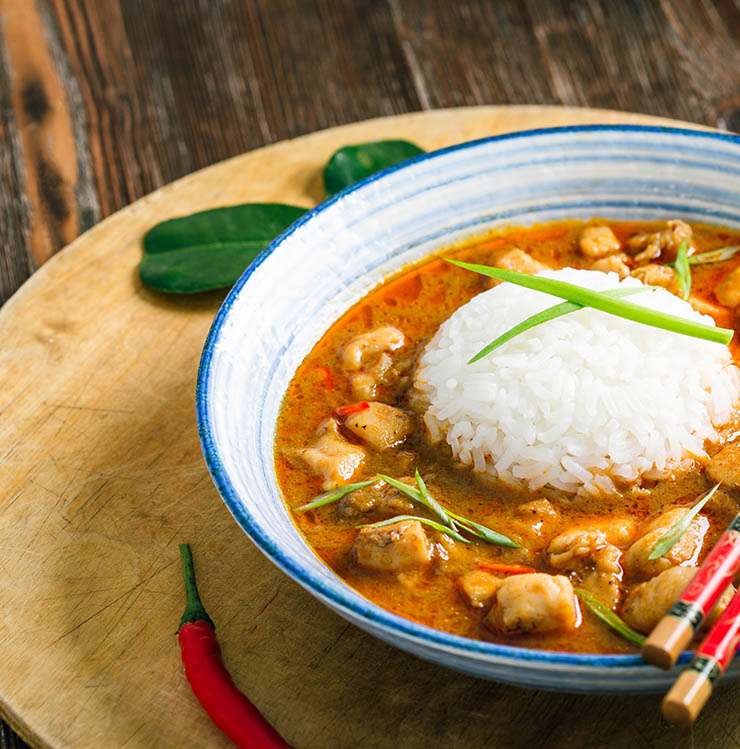 8. C&agrave; ri Massaman kh&ocirc;ng phải l&agrave; một m&oacute;n c&agrave; ri cay, nhưng n&oacute; đậm đ&agrave; v&agrave; đầy ắp c&aacute;c loại nguy&ecirc;n liệu.&nbsp;M&oacute;n n&agrave;y c&oacute; đậu phộng, khoai t&acirc;y v&agrave; thịt b&ecirc;n trong, vị hơi ngọt, nổi tiếng l&agrave; một trong những m&oacute;n được du kh&aacute;ch ưa chuộng nhất khi tới Th&aacute;i Lan.
