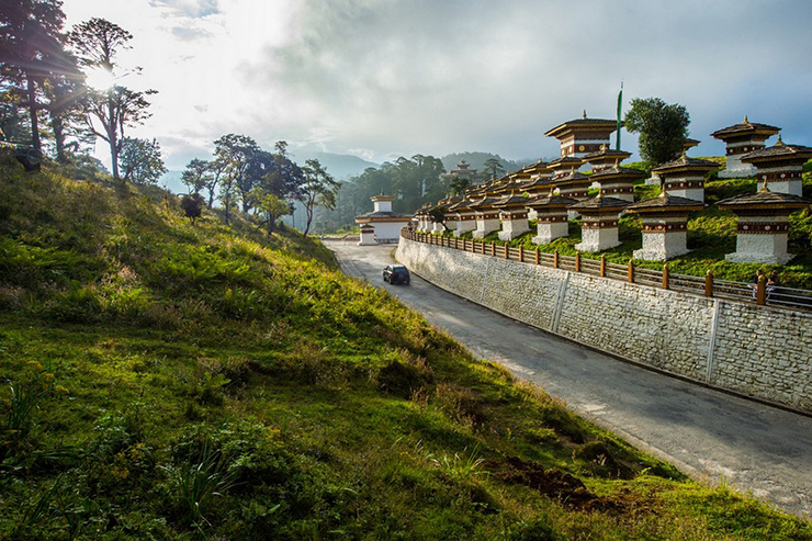 Đ&egrave;o Dochula bao gồm 108 chortens (một dạng bảo th&aacute;p), c&oacute; sương m&ugrave; v&agrave; lạnh gần như quanh&nbsp;năm, nhưng từ th&aacute;ng 10 đến th&aacute;ng 2, n&oacute; mang đến tầm nh&igrave;n 360&deg; đẹp nhất tr&ecirc;n tầng thượng của thế giới - d&atilde;y n&uacute;i Himalaya phủ tuyết trắng.
