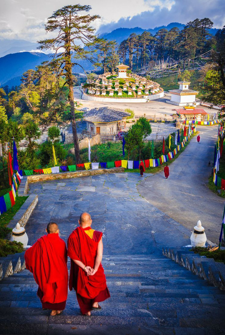 Hai nh&agrave; sư xuống cầu thang ở đ&egrave;o Dochula. V&ugrave;ng đất thi&ecirc;ng li&ecirc;ng của Bhutan.
