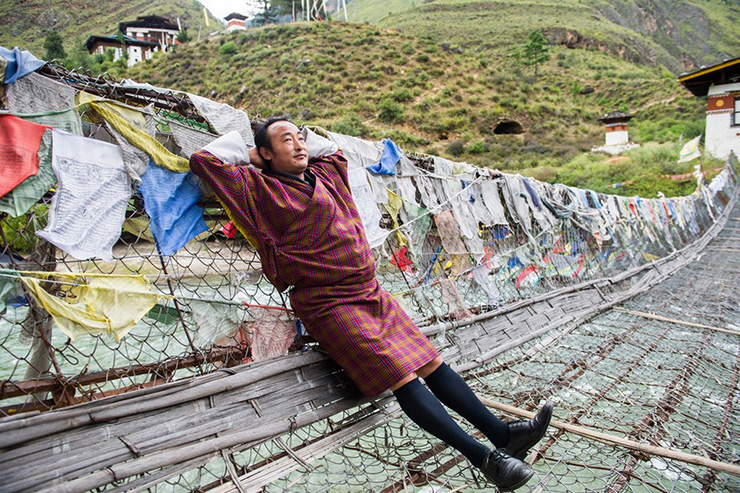 Trang phục d&acirc;n tộc: Ở Bhutan, đ&agrave;n &ocirc;ng, d&ugrave; ở nơi lao động hay văn ph&ograve;ng đều mặc "gho" d&agrave;i đến đầu gối v&agrave; phụ nữ mặc "kira" kh&ocirc;ng tay, d&agrave;i đến mắt c&aacute; ch&acirc;n.&nbsp;

