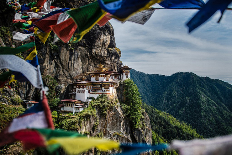 Paro Taktsang: Cho đến nay, điểm tham quan nổi tiếng nhất ở Bhutan vẫn l&agrave; Paro Taktsang, c&ograve;n được gọi l&agrave; "Tiger's Nest", được x&acirc;y dựng tr&ecirc;n một v&aacute;ch đ&aacute; v&agrave;o năm 1692.&nbsp;
