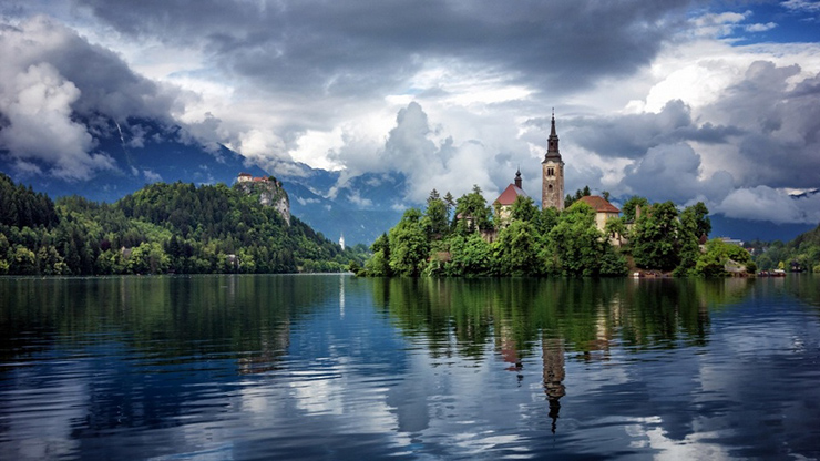 Ngôi làng cổ Bled của Slovenia có rất nhiều ngóc ngách nhỏ xinh, nhưng địa danh đáng chú ý nhất của nó là hồ Bled nổi tiếng, được mệnh danh là một trong những hồ đẹp nhất thế giới.