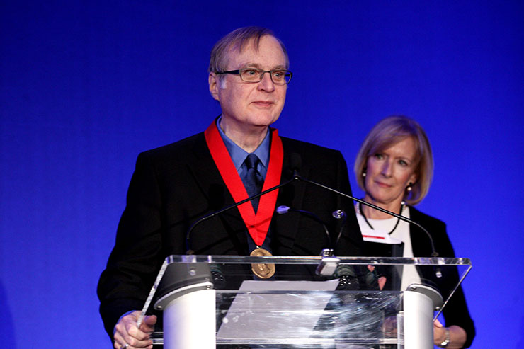 11. Paul Allen

&Ocirc;ng l&agrave; c&aacute;nh tay phải của Bill Gate, l&agrave; bạn của nhau từ thời trung học. Trước khi chia tay nhau, Bill Gate đến Harvard học, c&ograve;n Paul đến Đại học Bang Washington, họ t&aacute;i hợp chỉ 2 năm sau đ&oacute;, bỏ học để tạo n&ecirc;n Microsoft như hiện nay.


