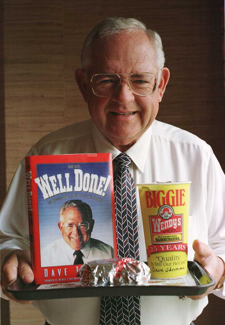 13. Dave Thomas

Dave l&agrave;&nbsp;người s&aacute;ng lập v&agrave; cựu gi&aacute;m đốc điều h&agrave;nh của Wendy's Company chưa từng học đại học. Sau khi tốt nghiệp cấp 3, &ocirc;ng đến nh&agrave; h&agrave;ng Hobby House ở Fort Wayne, Indiana l&agrave;m việc. &Ocirc;ng mở cửa h&agrave;ng Wendy đầu ti&ecirc;n của m&igrave;nh v&agrave;o năm 1969, v&agrave; cuối c&ugrave;ng biến n&oacute; th&agrave;nh một đế chế đồ ăn nhanh.
