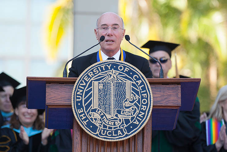 9. David Geffen

Geffen l&agrave; người đ&agrave;n &ocirc;ng gi&agrave;u nhất Hollywood. &Ocirc;ng l&agrave; người th&agrave;nh lập v&agrave; đồng s&aacute;ng lập DreamWorks v&agrave; Geffen Records. &Ocirc;ng từng học tại trường một trường cao đẳng th&agrave;nh phố Santa Monica, cao đẳng Brooklyn v&agrave; Đại học Texas nhưng đ&atilde; bỏ dở tất cả.&nbsp;
