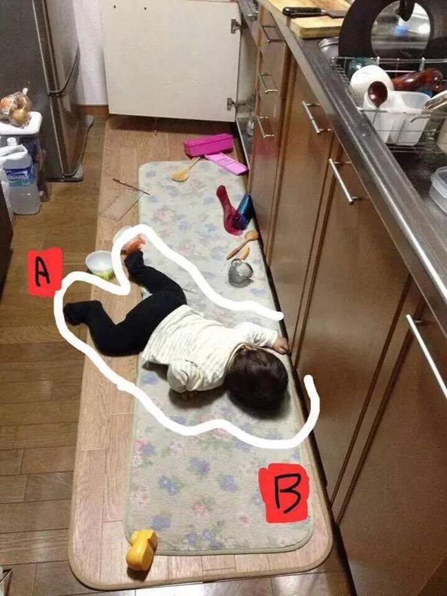 10.Nghịch ngợm trong bếp xong lại ngủ qu&ecirc;n lu&ocirc;n, người mẹ lại ch&uacute; th&iacute;ch h&agrave;i th&ecirc;m rằng : "hiện trường một vụ &aacute;n".
