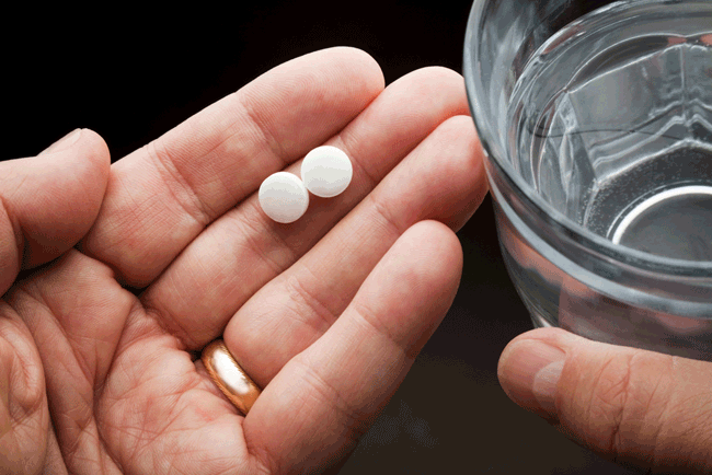 3. C&acirc;n nhắc d&ugrave;ng aspirin liều gấp đ&ocirc;i: Ng&agrave;y c&agrave;ng c&oacute; nhiều nghi&ecirc;n cứu chỉ ra rằng, aspirin c&oacute; thể ngăn ngừa ung thư v&agrave; l&agrave;m chậm sự ph&aacute;t triển của tế b&agrave;o ung thư. Một số b&aacute;c sĩ khuy&ecirc;n rằng, những người c&oacute; nguy cơ mắc ung thư trực tr&agrave;ng cao n&ecirc;n d&ugrave;ng 2 liều aspirin mỗi ng&agrave;y. Những người c&oacute; li&ecirc;n kết di truyền với ung thư trực tr&agrave;ng c&oacute; nguy cơ ph&aacute;t triển n&oacute; gấp 10 lần. Bằng c&aacute;ch uống 2 vi&ecirc;n aspirin liều thấp mỗi ng&agrave;y, họ c&oacute; thể giảm nguy cơ hơn 60%. Mặc d&ugrave; liệu ph&aacute;p n&agrave;y c&ograve;n g&acirc;y nhiều tranh c&atilde;i v&igrave; c&oacute; nguy cơ g&acirc;y lo&eacute;t dạ d&agrave;y hoặc thiếu m&aacute;u do chảy m&aacute;u nhỏ m&atilde;n t&iacute;nh ở đường ti&ecirc;u h&oacute;a. Nhưng trong một số trường hợp, c&aacute;c b&aacute;c sĩ tin rằng rủi ro l&agrave; điều đ&aacute;ng để đ&aacute;nh đổi. V&igrave; vậy, nếu gia đ&igrave;nh bạn c&oacute; tiền sử mắc ung thư trực tr&agrave;ng, h&atilde;y đề cập với b&aacute;c sĩ để nhận được tư vấn ch&iacute;nh x&aacute;c nhất.
